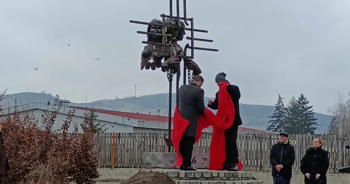 Köztéri szobor a kommunizmus áldozatainak emlékére Székelykeresztúron